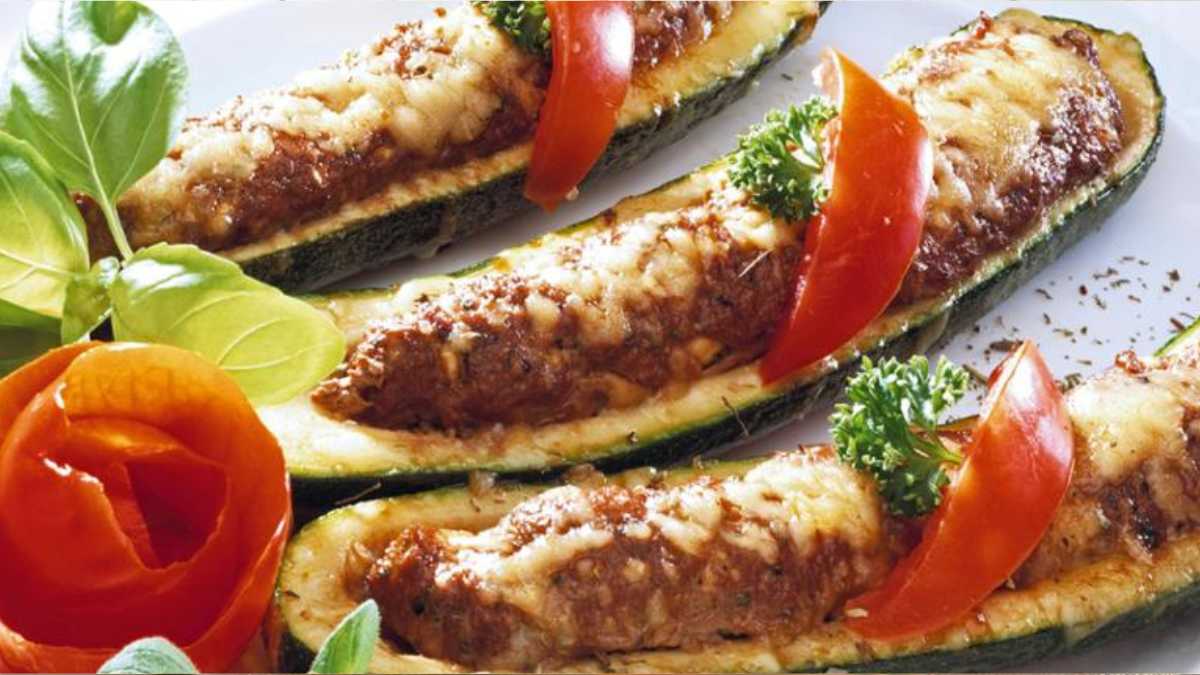 Gefüllte Zucchini-Schiffchen schnell und einfach aus dem Ofen - Mehr ...